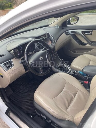 Hyundai Elantra-11