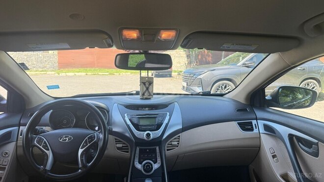 Hyundai Elantra-6