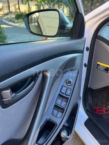 Hyundai Elantra-11