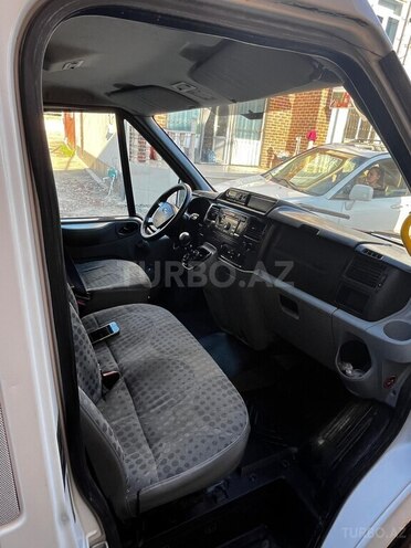 Ford Transit-8
