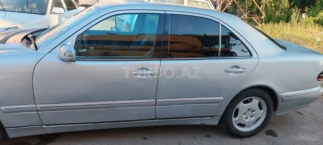 Mercedes E 270-4