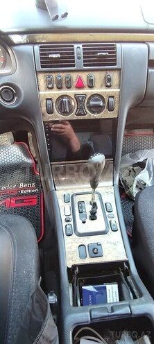 Mercedes E 270-9
