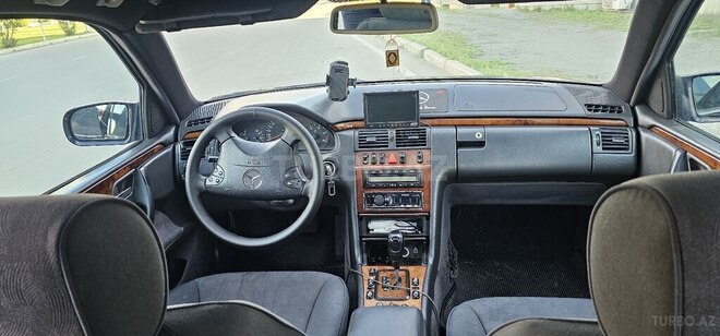 Mercedes E 220-13