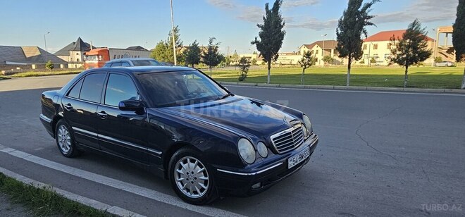Mercedes E 220-1