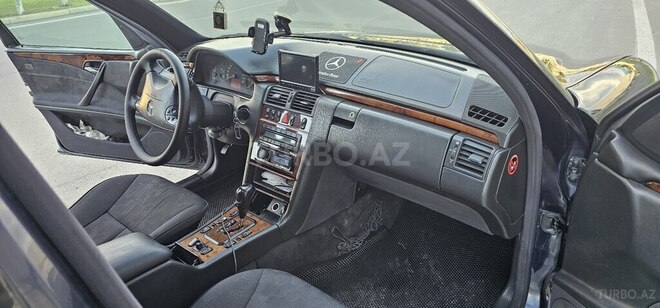 Mercedes E 220-11