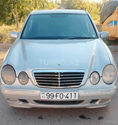 Mercedes E 270-1