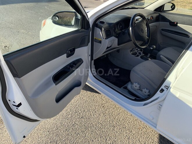 Hyundai Accent-13
