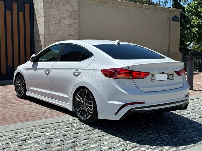 Hyundai Elantra-12