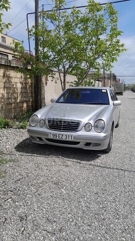 Mercedes E 280-8
