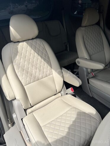 Kia Carnival-12