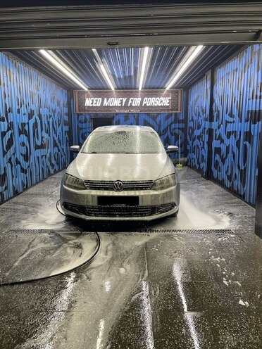 Volkswagen Jetta-1
