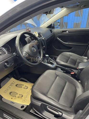 Volkswagen Jetta-5