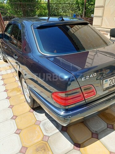 Mercedes E 240-3