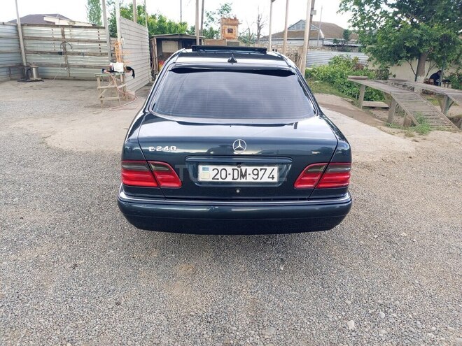 Mercedes E 240-13