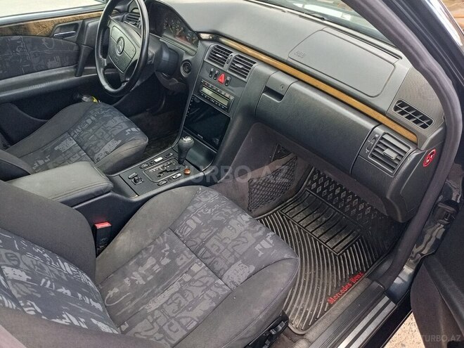 Mercedes E 240-19