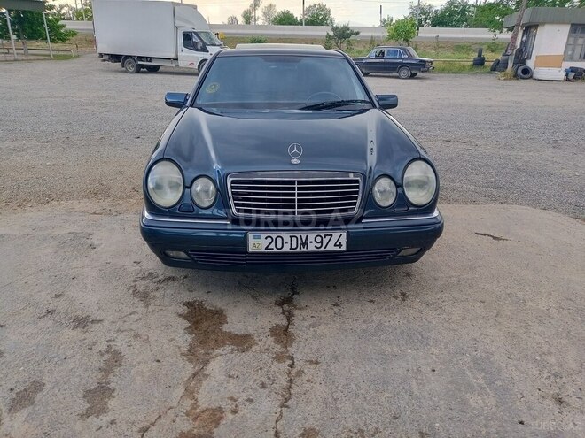 Mercedes E 240-1