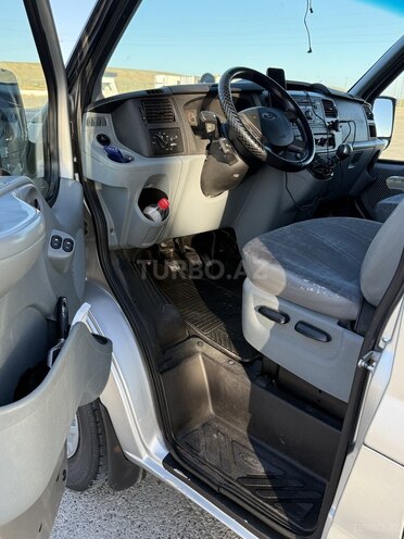 Ford Transit-13