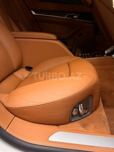 Porsche Panamera 4S-2