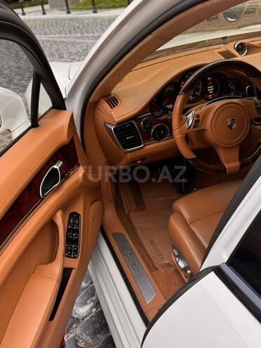 Porsche Panamera 4S-3