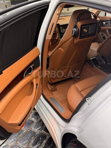 Porsche Panamera 4S-6
