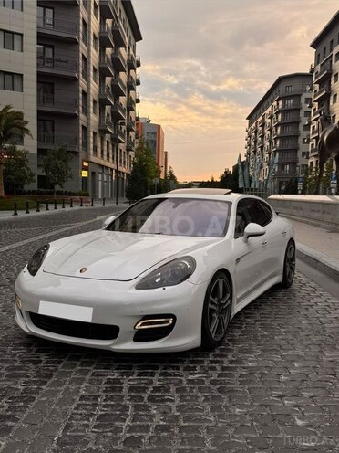 Porsche Panamera 4S-11