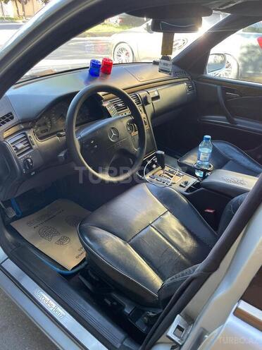 Mercedes E 240-8