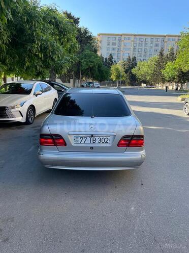 Mercedes E 240-4