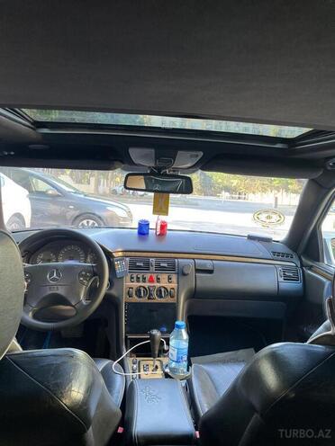 Mercedes E 240-11