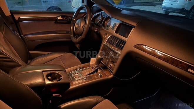 Audi Q7-6