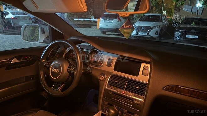 Audi Q7-5