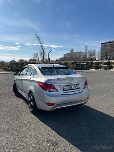 Hyundai Accent-4