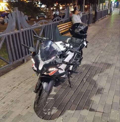 Bajaj Pulsar RS 200-1