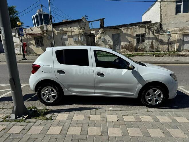 Renault Sandero-11