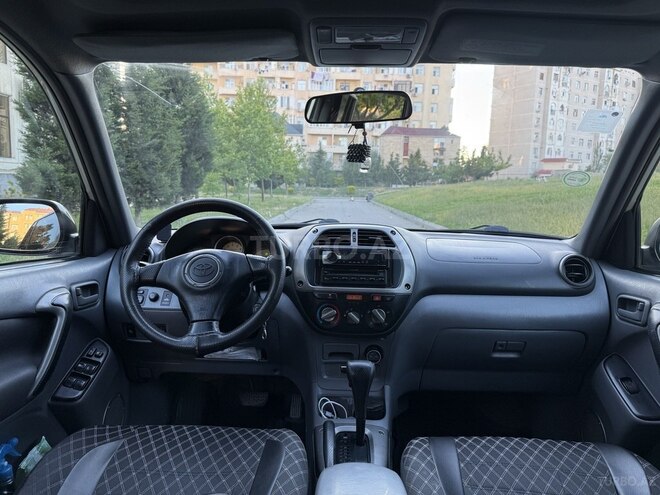 Toyota RAV4-8
