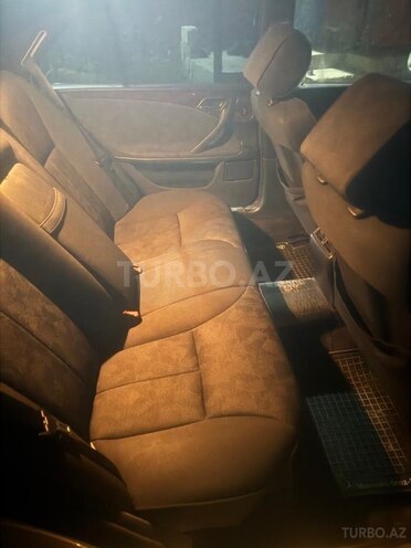 Mercedes E 270-7