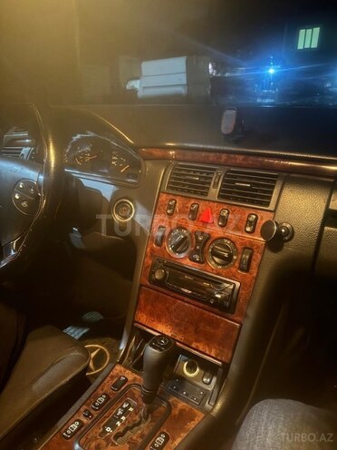 Mercedes E 270-6