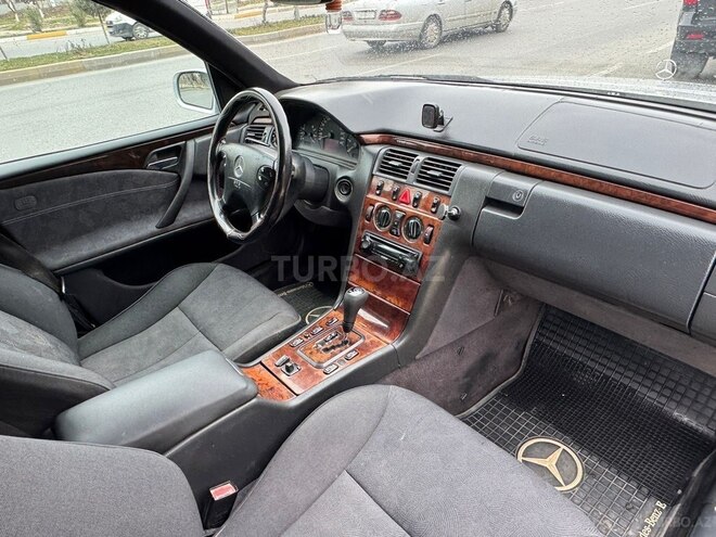 Mercedes E 270-5