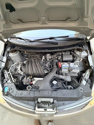 Nissan Tiida-12