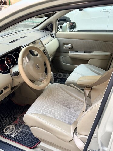 Nissan Tiida-11