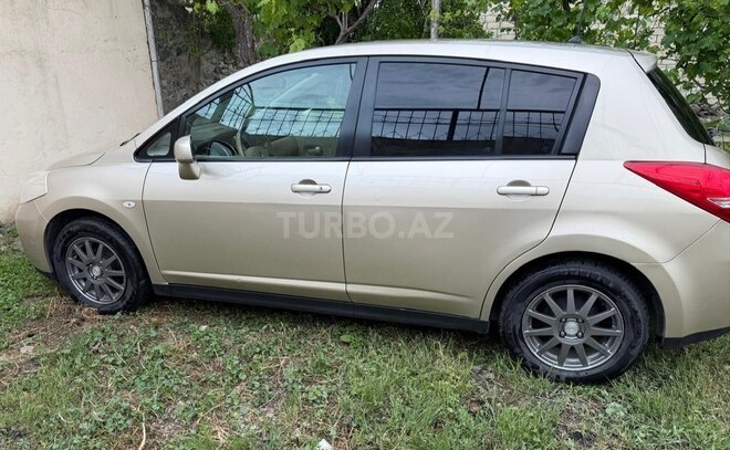 Nissan Tiida-4