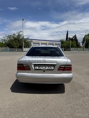 Mercedes E 240-5