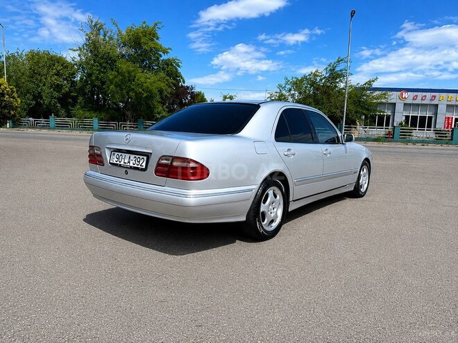 Mercedes E 240-4
