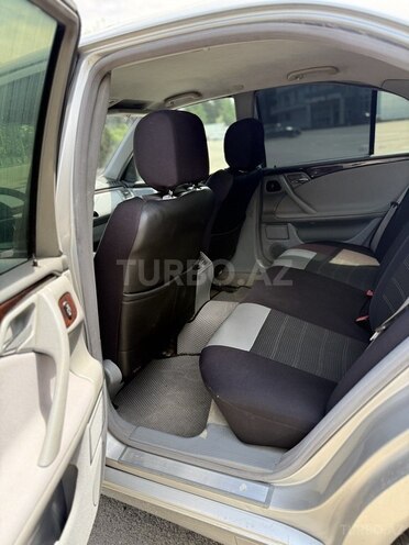Mercedes E 240-13