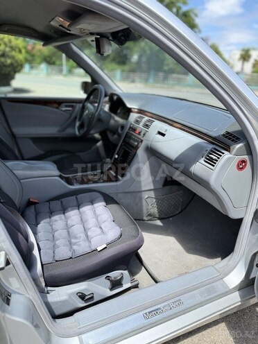 Mercedes E 240-11
