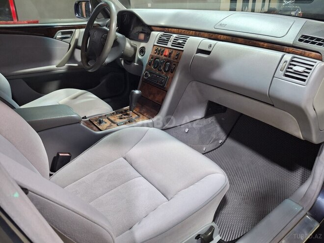 Mercedes E 270-12