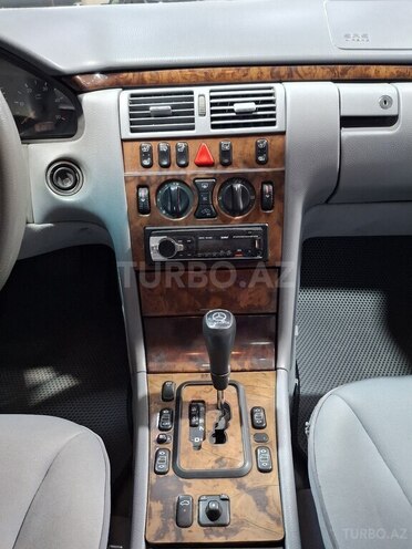 Mercedes E 270-16