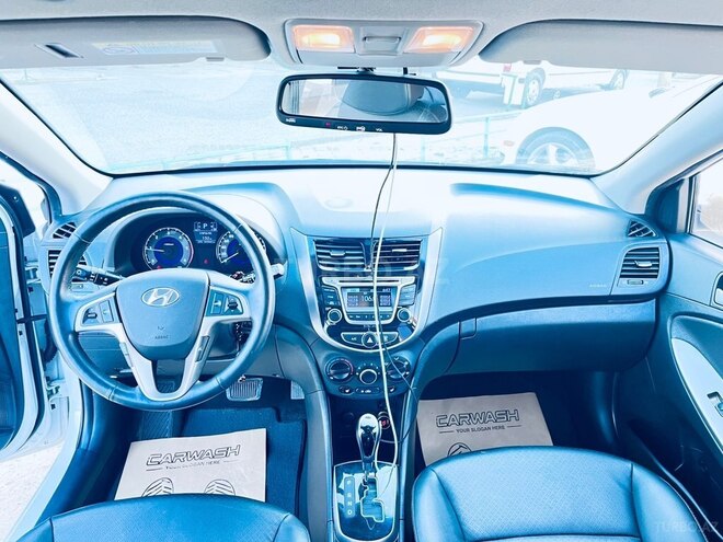 Hyundai Accent-12