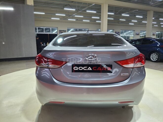 Hyundai Elantra-4