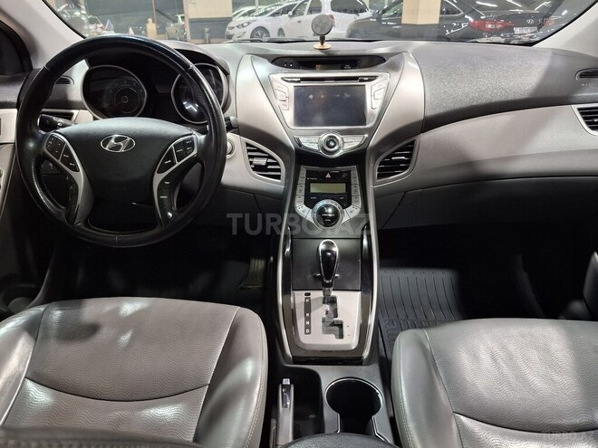 Hyundai Elantra-13
