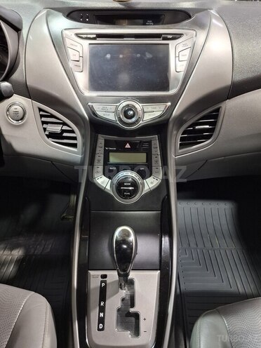 Hyundai Elantra-14
